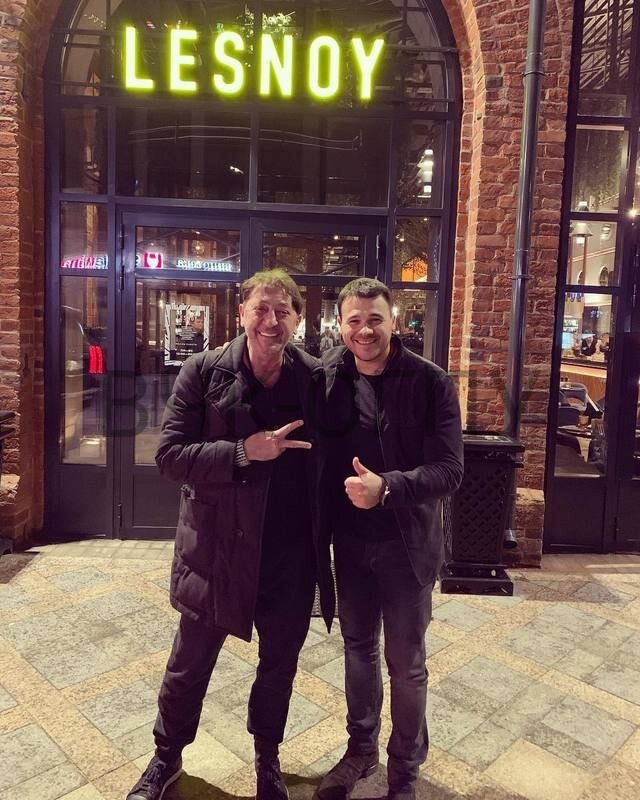 Григорий Лепс и Эмин Агаларов возле ресторана "LESNOY". Изображение из телеграм-канала "ВЧК-ОГПУ".