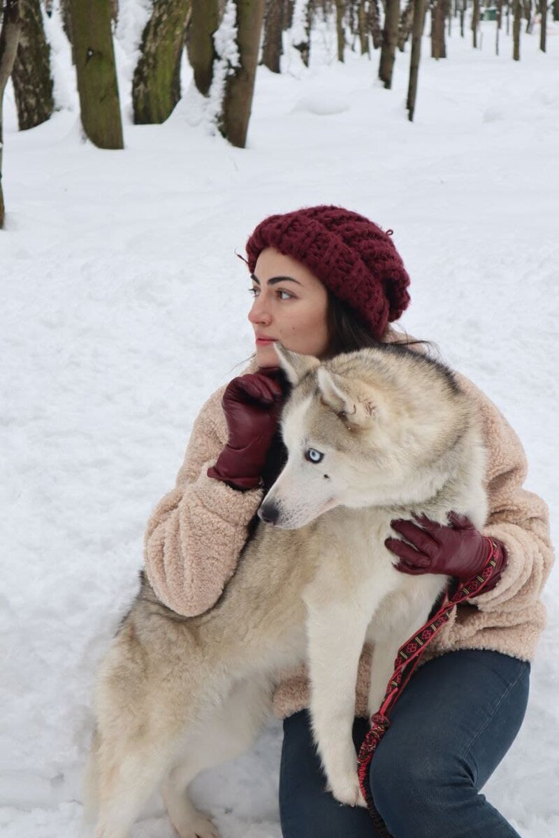 Татьяна Хозиева считает "Хаски-парк" местом ресурсным и с удовольствием приезжает туда по работе и так, потискать собак. Фото: Виктория Чистякова