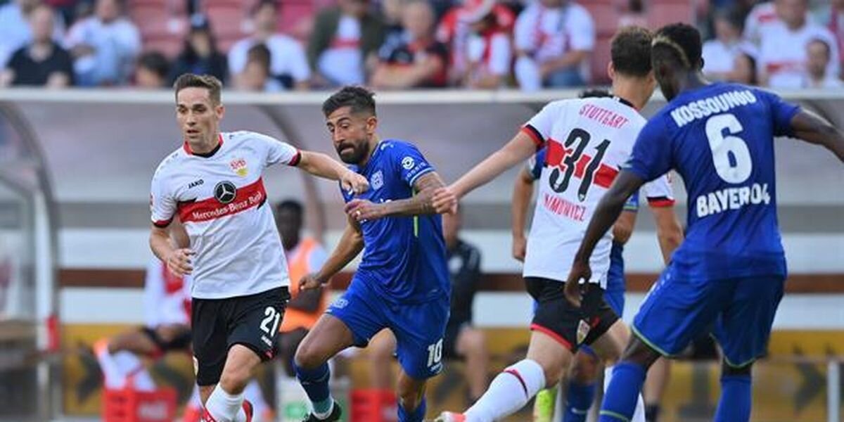 Игроки Байера и Штутгарта в борьбе за мяч