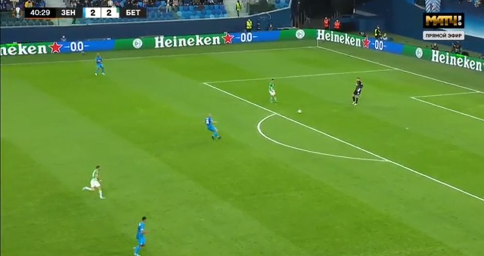 Роковой пас Кержакова. Ракицкий убегал к левому флангу, пас пошел по центру.
