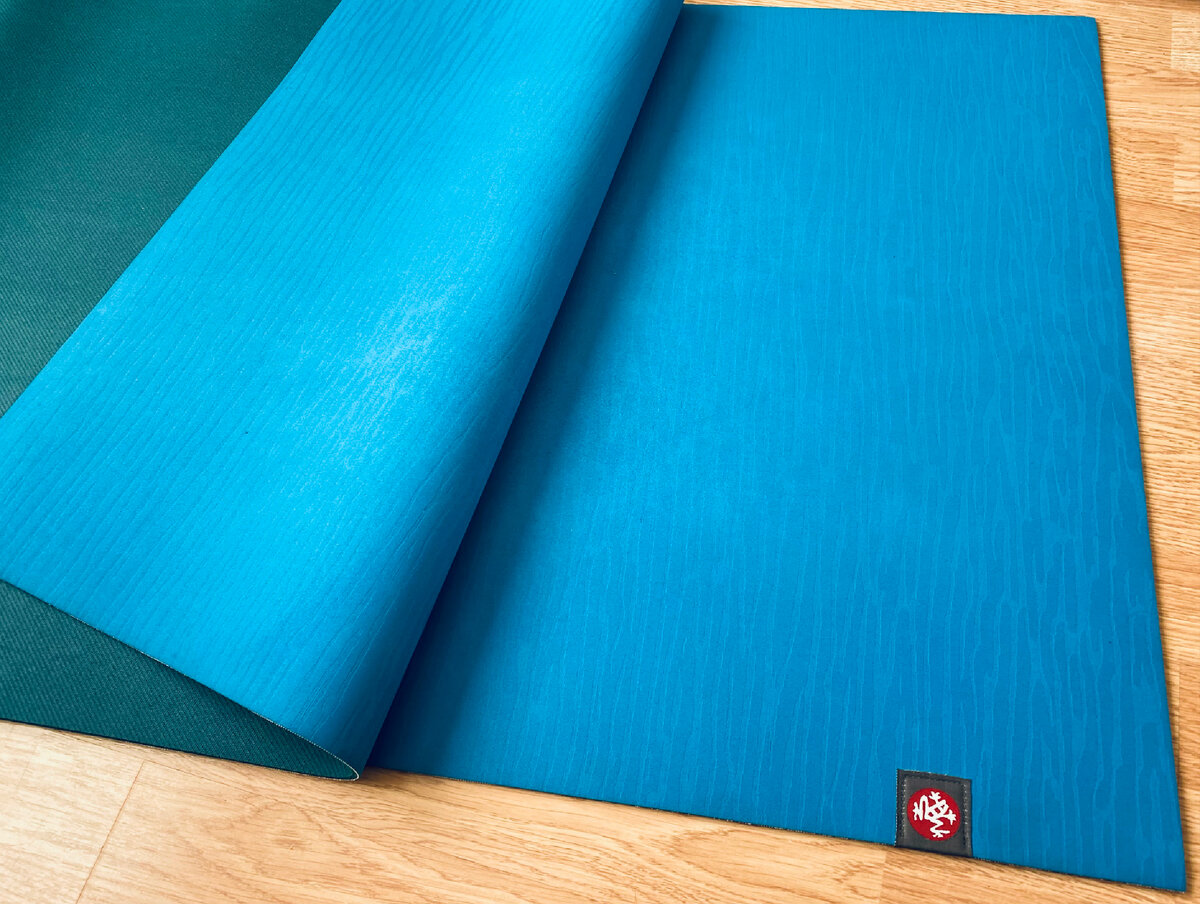 У меня уже год, как такой каучуковый коврик. Как новый, несмотря на ежедневные занятия. И тактильно очень приятный и абсолютно не скользит.