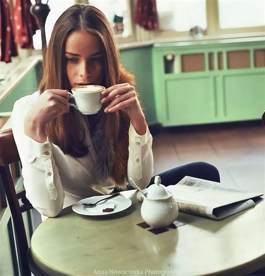 Фото девушек с кофе. Девушка с кофе. Девушка пьет кофе. Девушка с чашкой кофе. Девушка с чашечкой кофе.