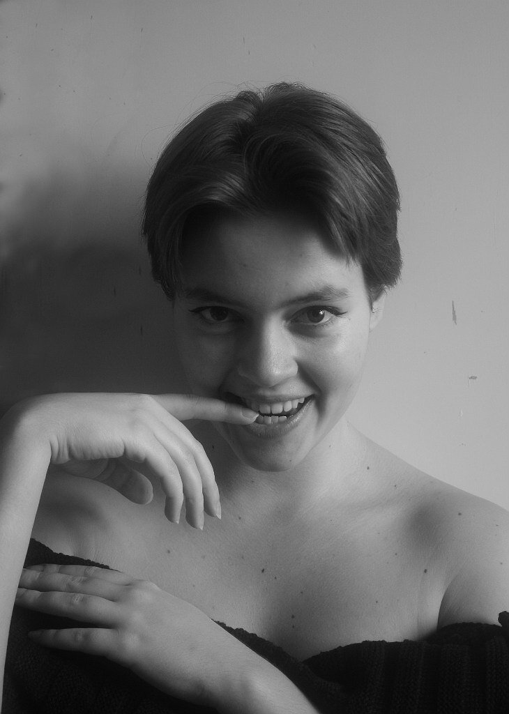 Фотограф Вера Сырова. Кухня в квартире. Февраль 2013. 
Мои первые пробы фотошопа. Слева от головы можно разглядеть серые пятна - это я замазывала ручку от шкафа, которая была совсем не кстати. 