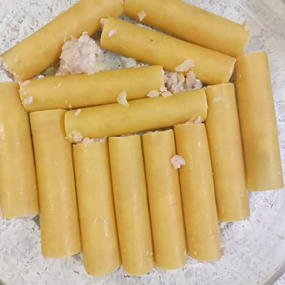 Полые трубочки канеллоне легко начинить любым фаршем