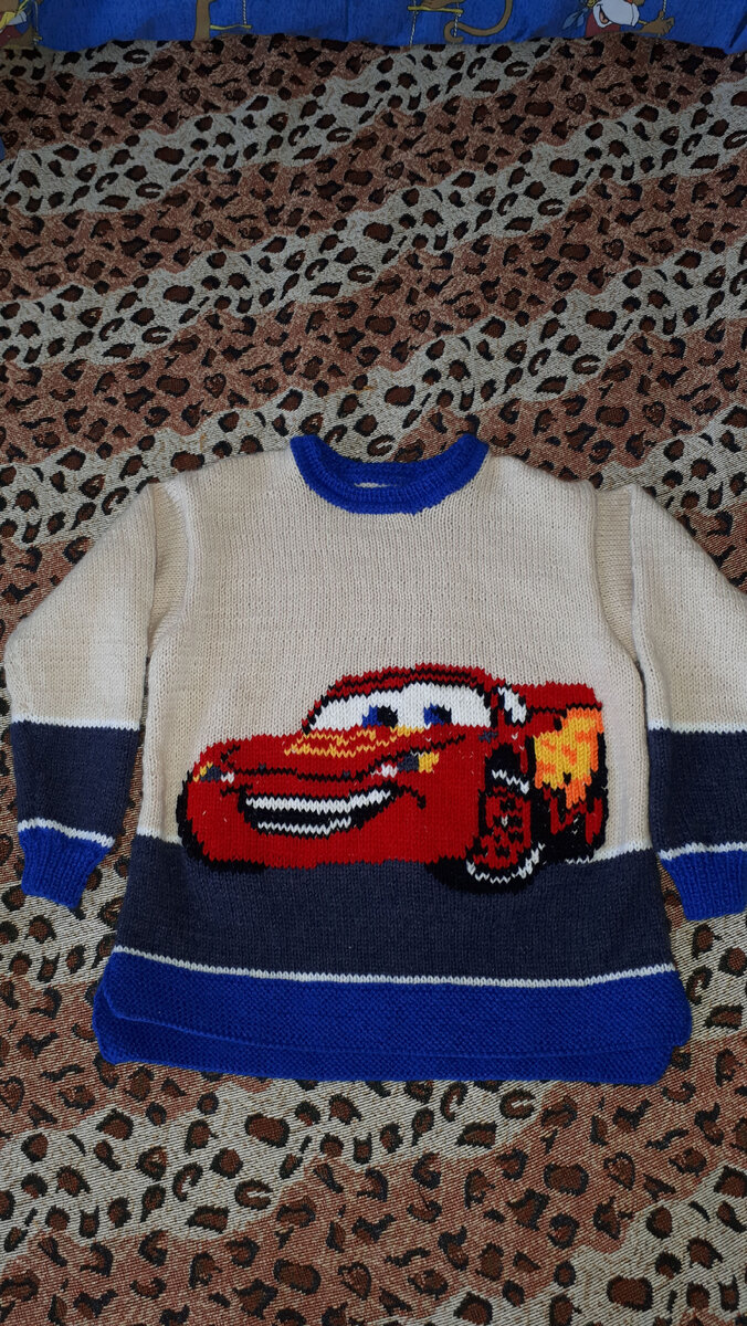 По низу изделия платочная вязка, основной узор лицевая гладь, цвета в палитре синий 🟦 василек, темный джинс, белый, красный, черный и оранжевый 😘