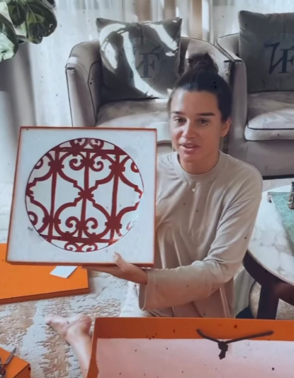 Ксения похвасталась дорогими подарками