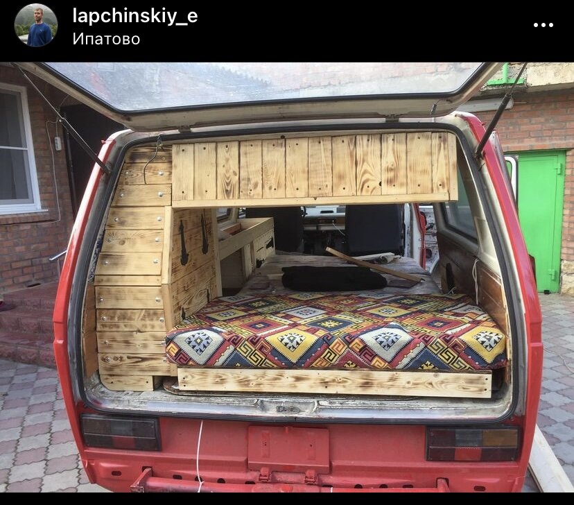 Как и все мечтают в том числе и я огромный диван -кровать) 