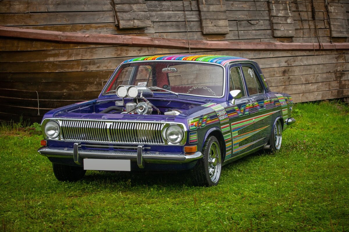 Автомобиль был приобретен с определенной целью — построить что-то необычное. Именно 24-я «Волга» выбрана потому, что это один из немногих кузовов, который подходит под стилистику кастомайзинга и похож на кузова классических американских автомобилей. В принципе, его дизайн и был основан на дизайне американского автопрома.