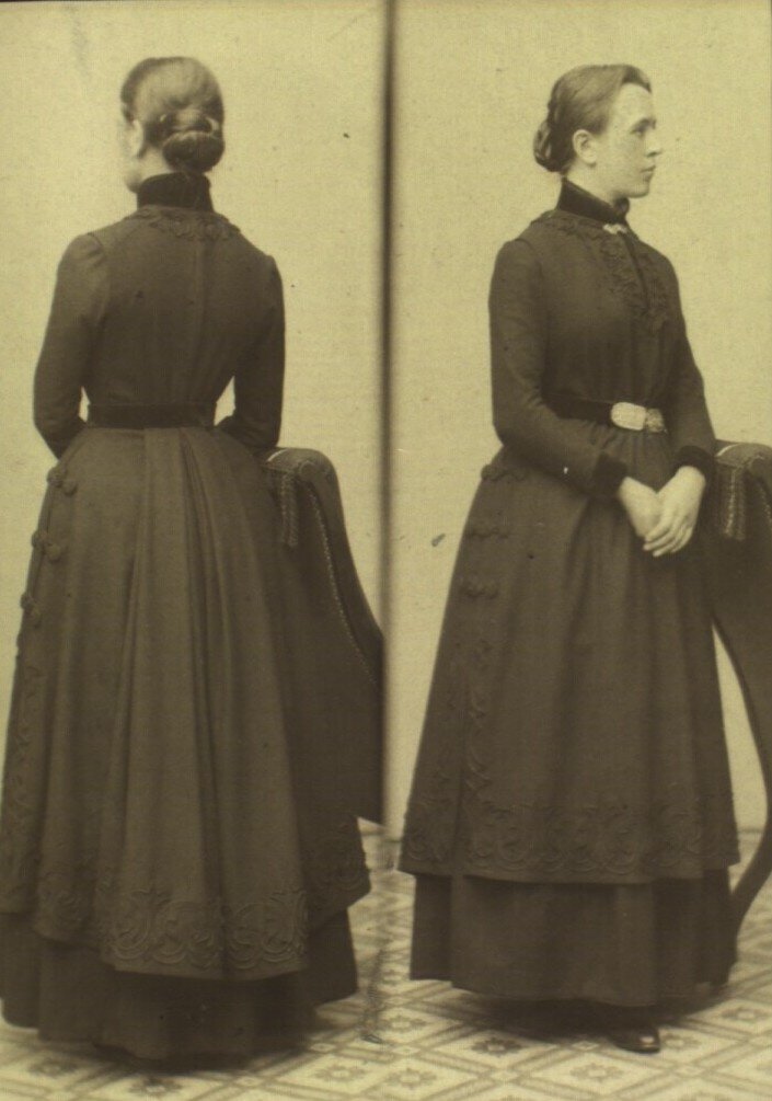 Карен Иоганна Биндесбёль демонстрирует платье, фотограф Мэри Стил, ок. 1884 