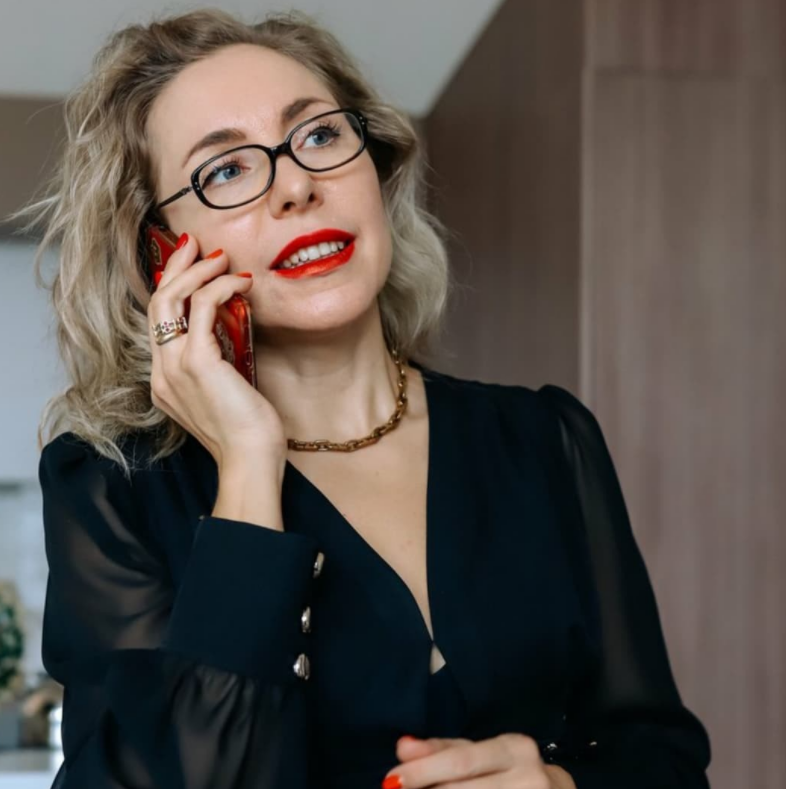 Счастье, когда женщина встретила нового мужчину, влюбилась, вновь расцвела и ожила! 💛 Что может быть не так?❓ 
Мужчины зачастую и так хуже находят общий язык с детьми, а тут чужие дети.👦👱‍♀️ Дети сами часто воспринимают мужчин, новых партнёров мамы, в штыки. И надо это учитывать. ‼ Особенно, когда у детей есть папа, с которым они видятся по определённым дням, а тут чужак, ещё и порядки свои начинает наводить, маминым вниманием завладел, она для него вон как старается.💯

❓В чём кроется секрет хороших отношений?

➡️в глубоком и очень сильном желании мужчины и женщины быть вместе и сделать свою семью счастливой!

✅Если у мужчины просто нет опыта общения с детьми, и он рад бы подружиться, но не знает, как, - ЭТО ПОПРАВИМО!‼

❌А вот если мужчина ревнует к отцу детей, и из-за этого не хочет воспринимать детей, это уже клиника.
❌Если мужчина соперничает с детьми, вряд ли мужчина зрелый и серьёзный.
❌Другие комплексы и проблемы с самооценкой у мужчины, которые не позволят ему принять детей как часть любимой женщины.

Важно всегда стараться решить решаемое, и не тратить время на то, что вызовет лишь ещё большие проблемы. У женщины, которая была одинока долгое время, возник дефицит внимания.🙄 Она хочет восполнить это и впадает в иллюзии. Здесь я направляю, как грамотно и честно построить отношения с позиции своего счастья и счастья детей. 😚👨‍👩‍👧‍👦

Пишите в комментарии, будем решать!✅✅✅