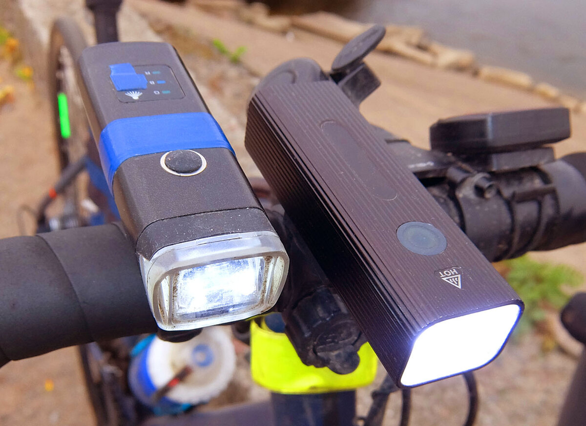 На этой фотке виден заклеенный изолентой датчик освещённости ))