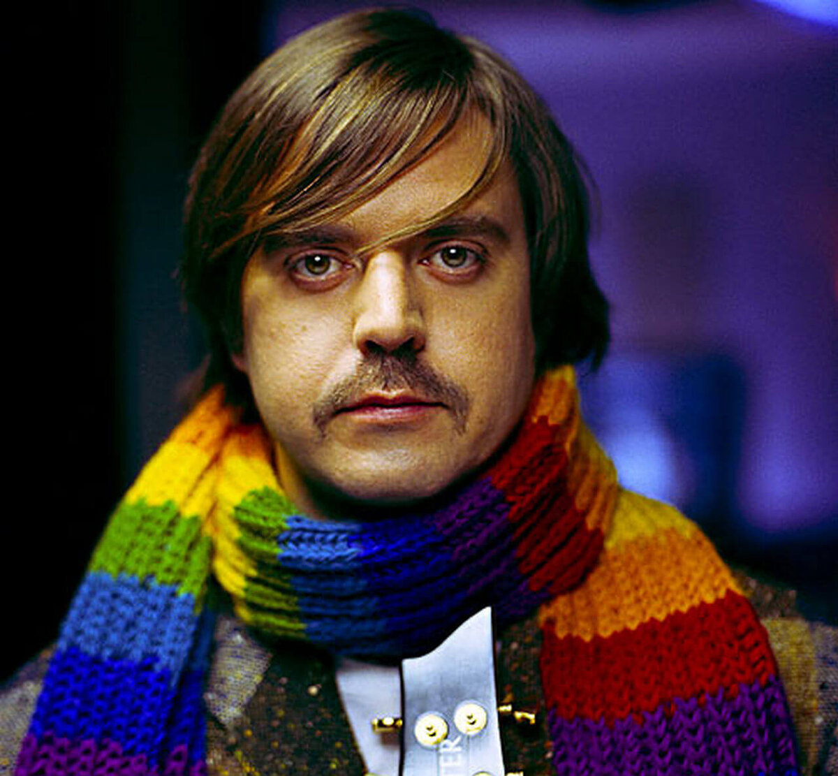 в шарфике странной расцветки