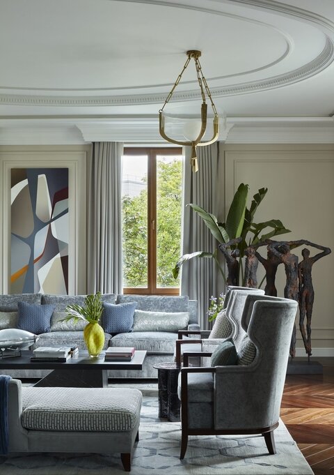 Гостиная в петербургской квартире. Рефрен пальме — небольшая композиция из пальмовых листьев в вазе на столе.Авторы проекта: Анна Першукова, Анна Гришанова. Фото: Сергей Ананьев.Гостиная в петербургской квартире. Рефрен пальме — небольшая композиция из пальмовых листьев в вазе на столе.Авторы проекта: Анна Першукова, Анна Гришанова. Фото: Сергей Ананьев.