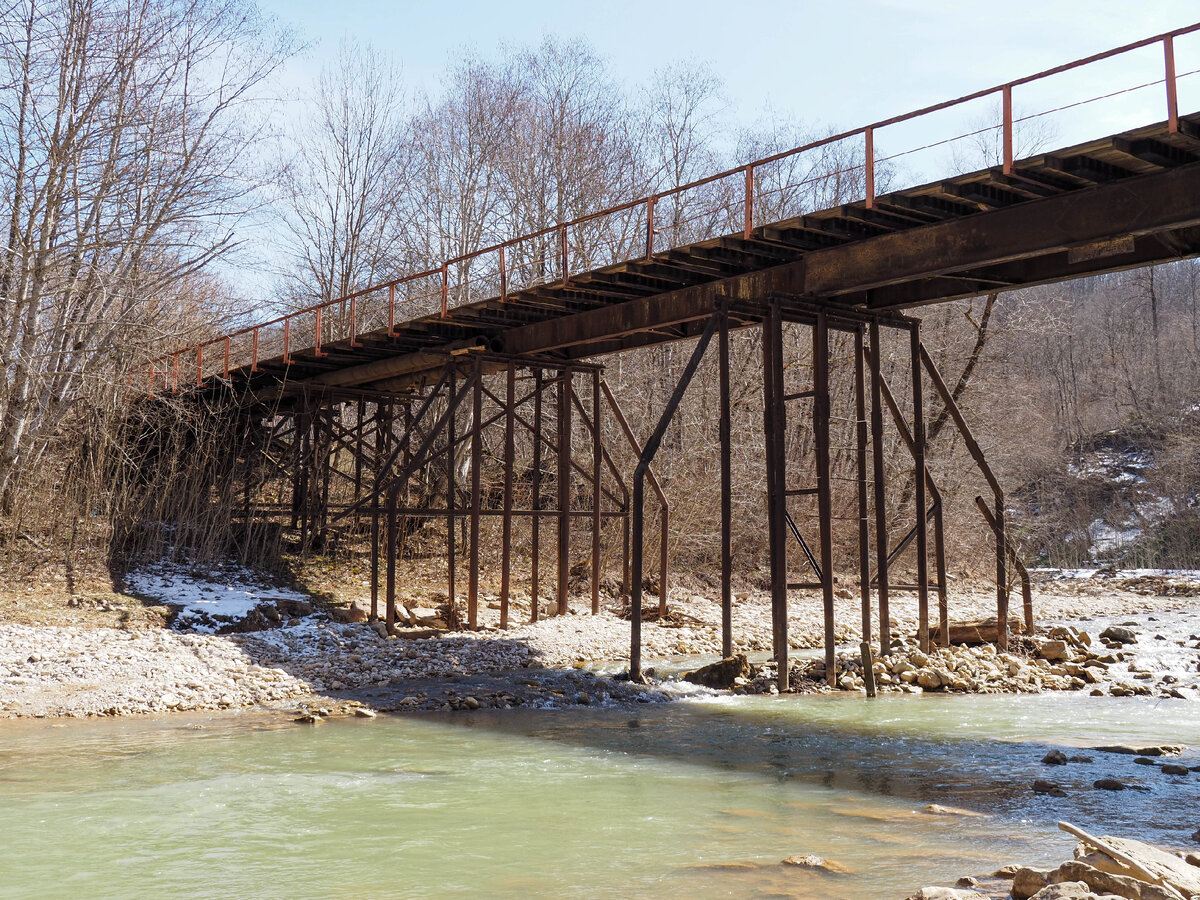 Полотно дороги вдоль Гуамского ущелья. Мост через Курджипс