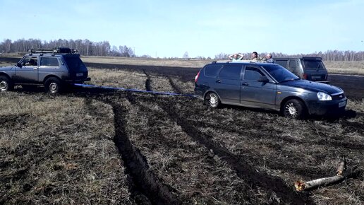 Нива вытаскивает застрявших пузатеров.