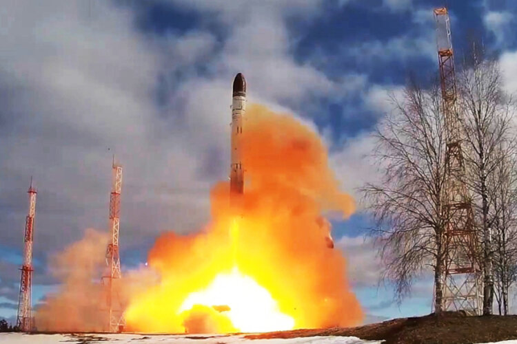 Запуск межконтинентальной баллистической ракеты стационарного базирования «Сармат» с космодрома Плесецк в Архангельской области. Фото: © пресс-служба минобороны РФ, РИА «Новости»