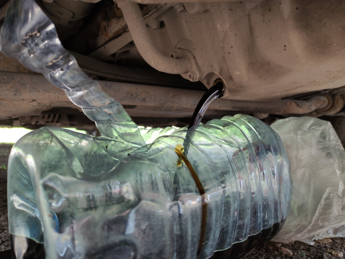 Даже при таком подходе масло все равно проливается мимо, да и руки чистыми не остаются