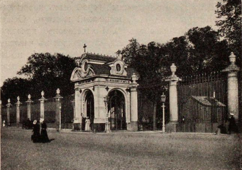 Часовня у Летнего сада в Санкт-Петербурге, воздвигнутая на месте покушения на Александра II 4 апреля 1866 года.