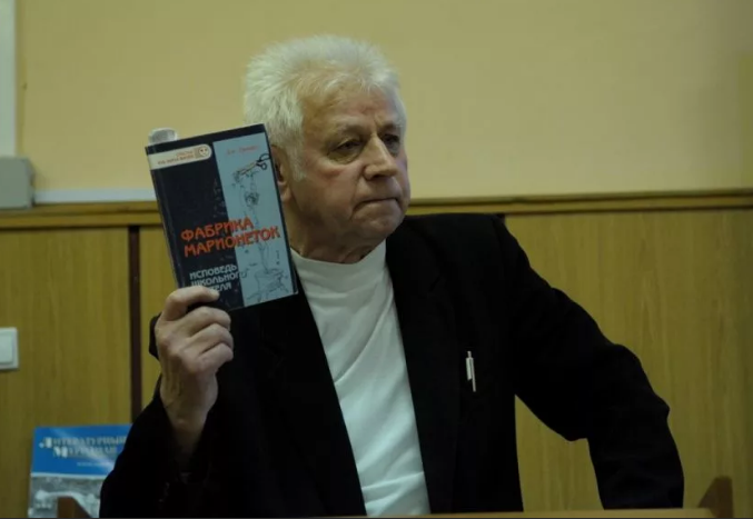 На фото: В.Ф. Базарный // Фото из личного архива Лидии Сычевой. Фотограф Юрий Паршинцев // Статья публикуется в сокращении