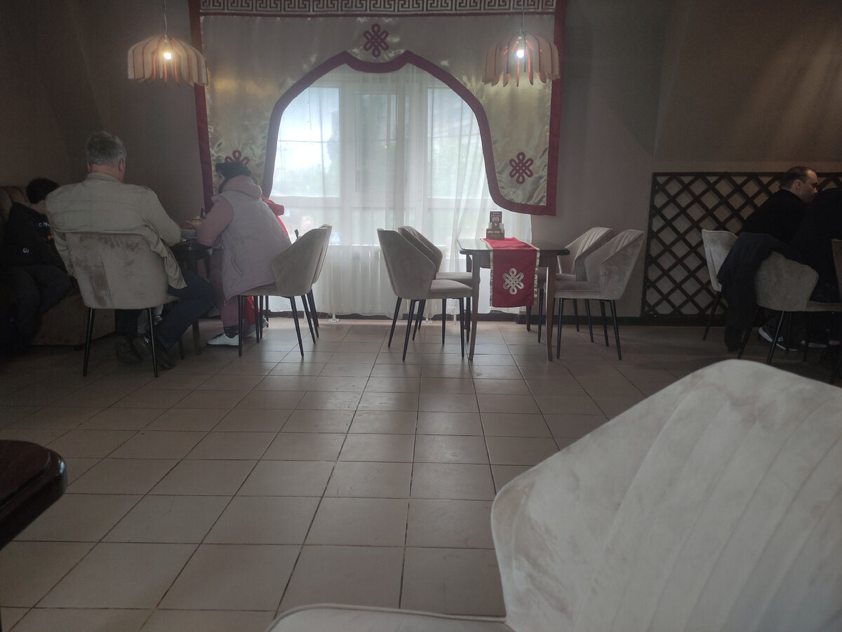 Вот такой интерьер заведения с калмыцкой кухней (европейская там тоже есть).