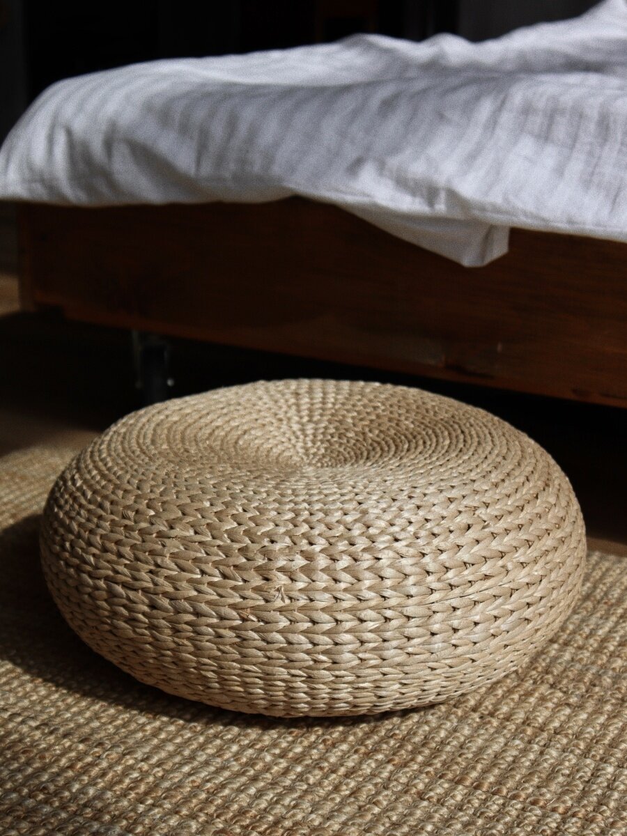 Плетеный пуфик