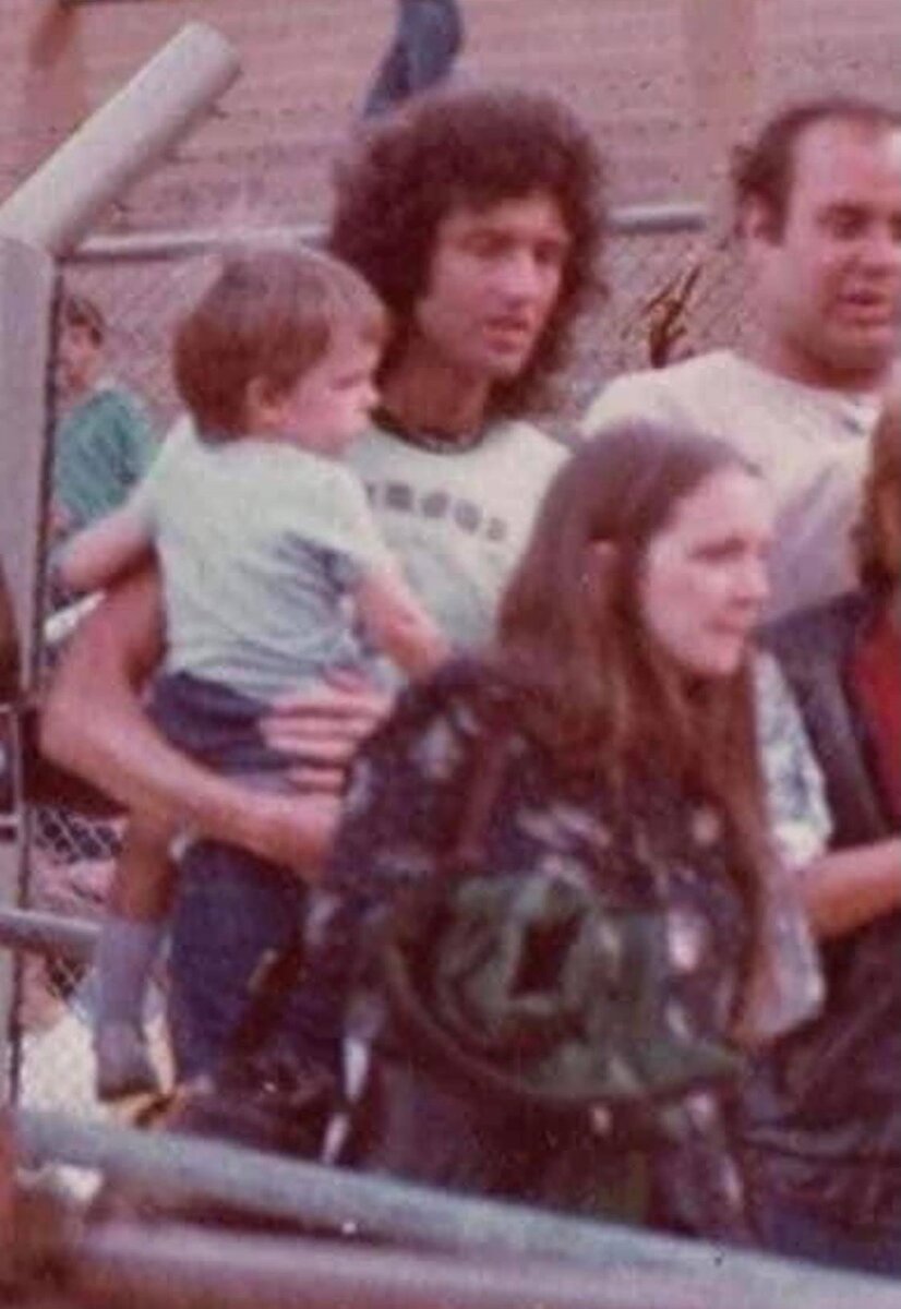 Брайан Мэй в футболке Kansas 