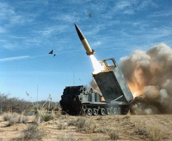 РСЗО M270 MLRS стреляет ракетой семейства ATACMS. Фото Wikimedoa Commons.