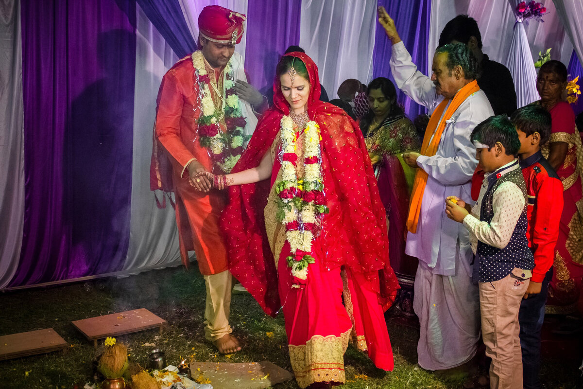 7 кругов вокруг священного огня и мы женаты.