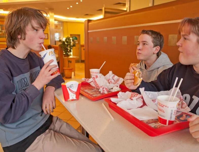 Подростки в McDonald’s (иллюстрация из открытых источников)