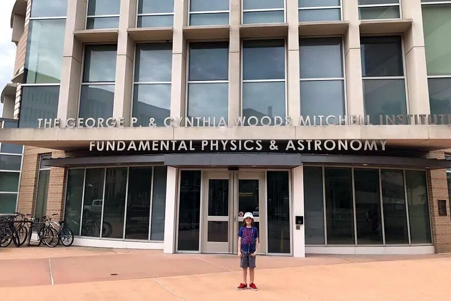 Институт фундаментальной физики и астрономии имени Джорджа П. и Синтии Вудс Митчелл служит домом для физиков-теоретиков и экспериментаторов, ищущих ответы на некоторые из самых больших загадок Вселенной - от темной энергии и темной материи до суперсимметрии и теории струн.