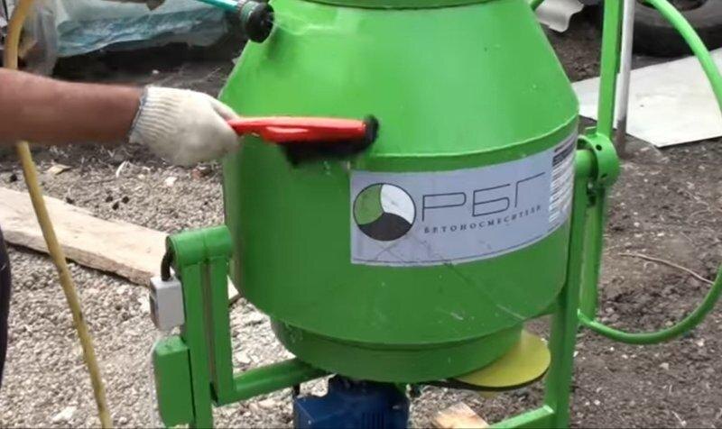 Важно! Нет смысла покупать сразу много цемента про запас, ведь уже через месяц его прочность начинает уменьшаться. Через два месяца от неё отнимается 10%, через 6 – 50%, а по прошествии года материал становится непригодным для использования.