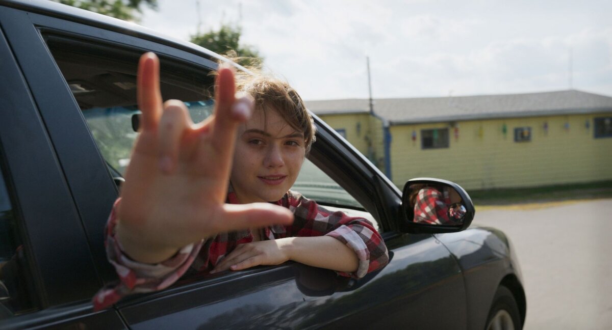 Эмилия Джонс на кадре из фильма «CODA: ребенок глухих родителей»