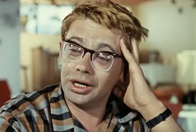 Маленький, но очень гордый... эээ... образ Э! /Кадр из фильма "Кавказская пленница", youtube/