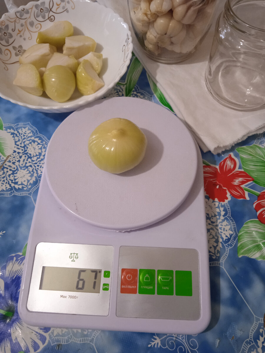 На луковицу похож снаружи, а внутри как разрезанная долька чеснока