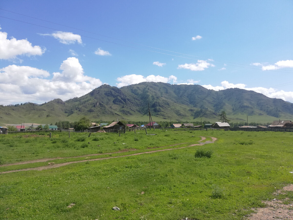 Село Шашикман. Со всех сторон окружено горами