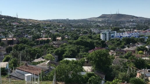 Жизнь людей в древнейшем городе мира. Наслоение эпох. Кривые и узкие улочки, крутые подъёмы и спуски, средневековая крепость и жилые дома.