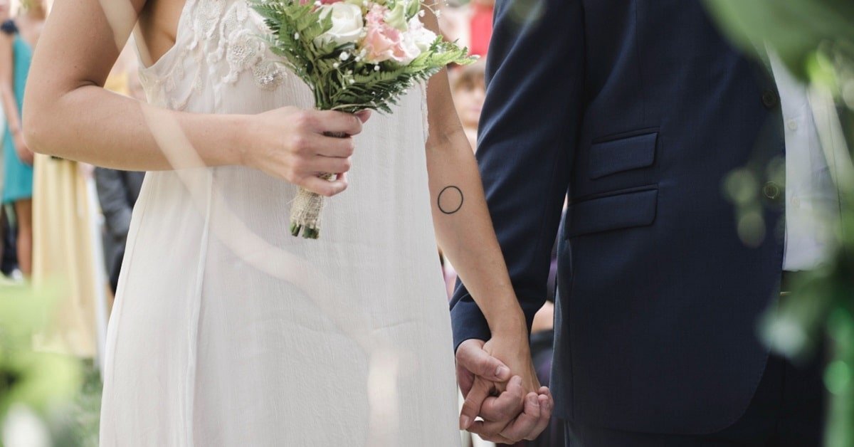 Разве может быть на радостном свадебном торжестве некрасивая невеста? Это же вздор. Абсолютно все невесты красивые в столь светлый и семейный день.