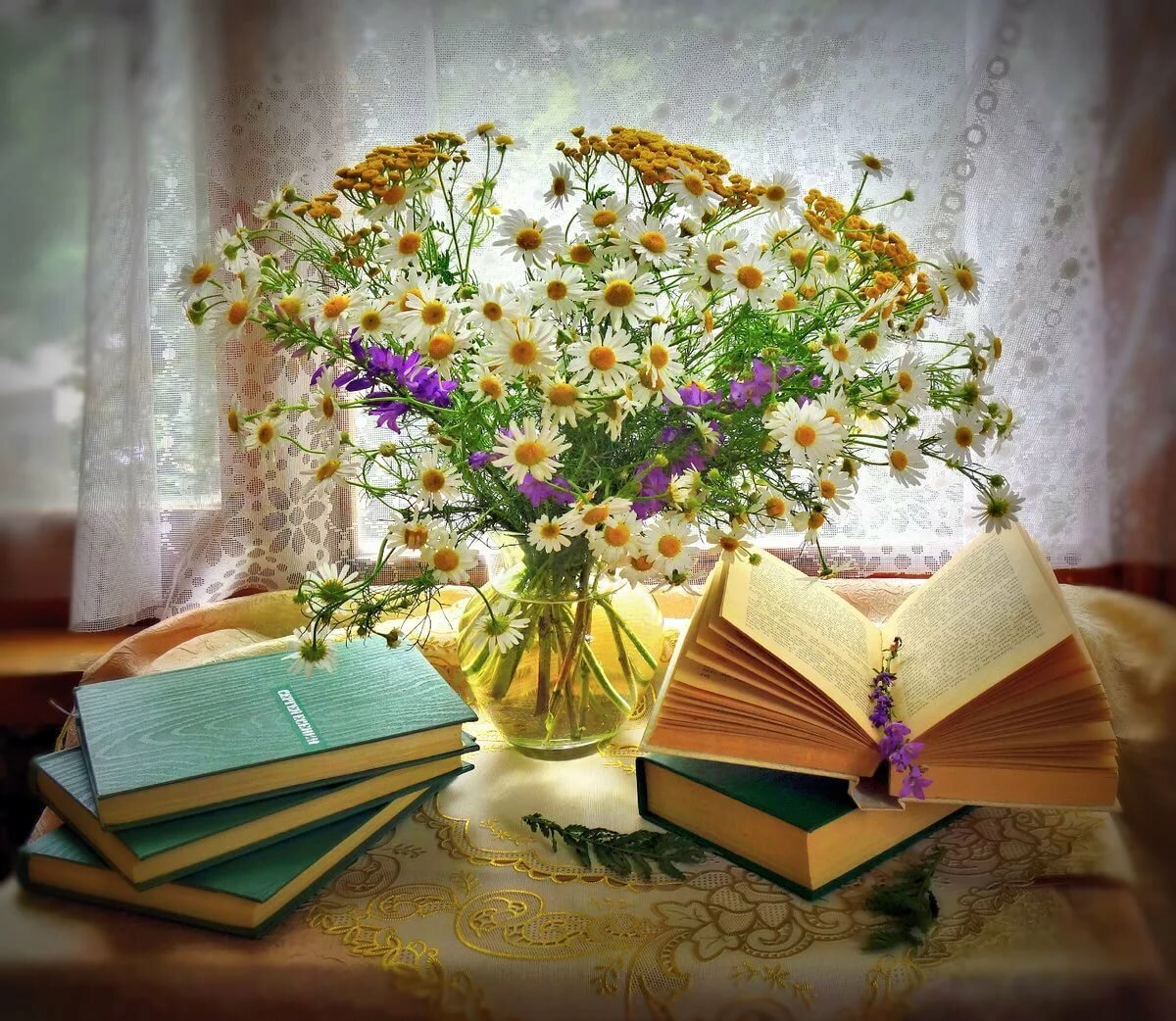 Год в цветах книга. Книга цветы. Композиция книги. Книга с цветами. Лето с книгой.