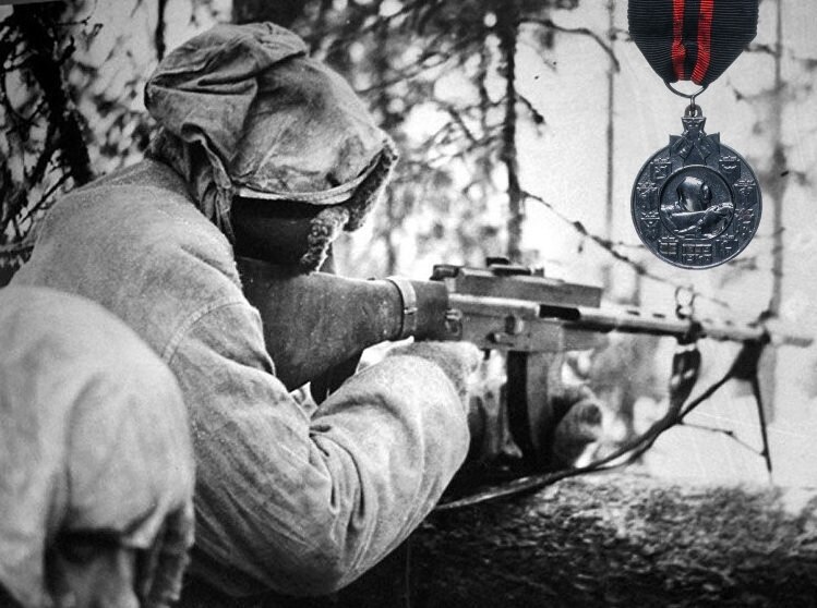Финский солдат на огневой позиции с ручным пулемётом "Lahti-Saloranta" и медаль "KUNNIA ISÄNMAA", более известная русскоязычному читателю под названием "За Зимнюю войну 1939-1940 годов" и под прозвищем "Кукушка" (авторский коллаж)