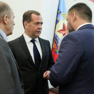 Заместитель председателя Совета безопасности РФ Дмитрий Медведев 11 августа в ЛНР с главами ЛНР Леонидом Пасечником и ДНР Денисом Пушилиным.