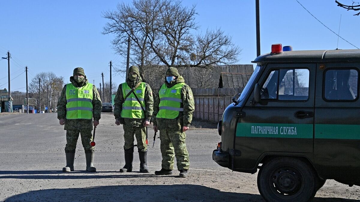    Белорусские пограничники на белорусско-украинской границе в Гомельской области© Sputnik / Виктор Толочко