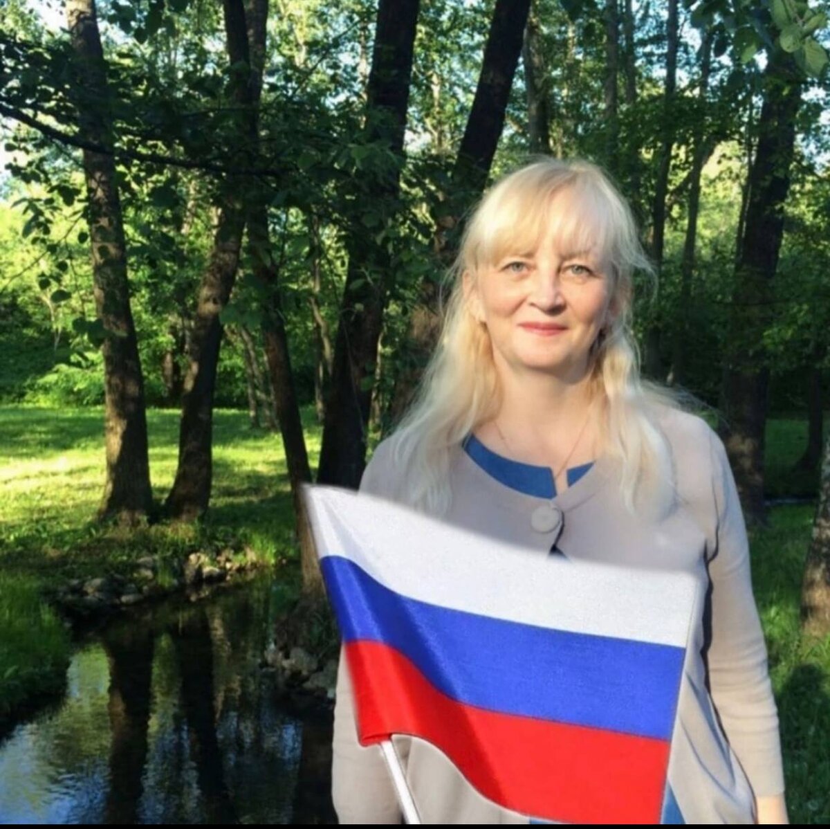 До начала XIX века трехцветное знамя оставалось атрибутом мореплавателей. На сушу же триколор перекочевал вместе с географическими открытиями россиян. Впервые покорение земли ознаменовали водружением двух стягов — Андреевский флаг был призван чествовать подвиги российского флота, а бело-сине-красное полотно символизировало принадлежность России в 1805 году. Государственным флагом триколор стал  в 1896 году. 
Тогда же было дано и толкование цветам. Красный означал державность, синий считался цветом Богоматери, под покровом которой находится Россия, а белый символизировал независимость и свободу страны. Неофициальная же версия гласит, что белый знаменует благородство и чистоту, синий — честность и верность, а красный — смелость, мужество и великодушие, присущие русским людям, и кровь, пролитую за Родину.
