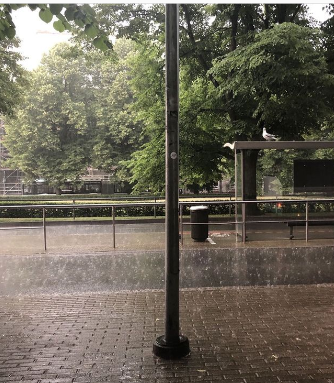 It is raining heavily. = It is raining hard, - Идёт сильный дождь