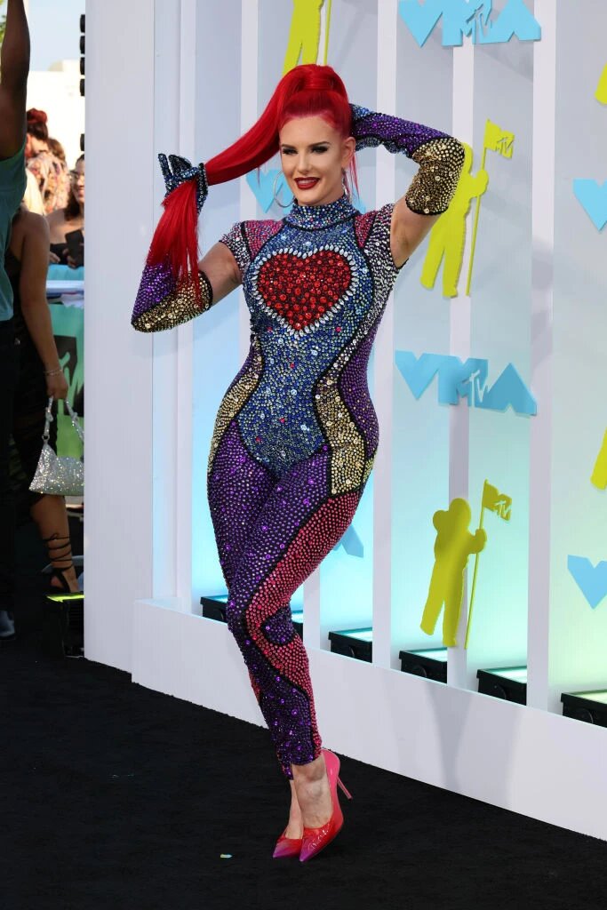 Ведущая Джастина Валентайн пришла на MTV VMA в наряде за 67 долларов.