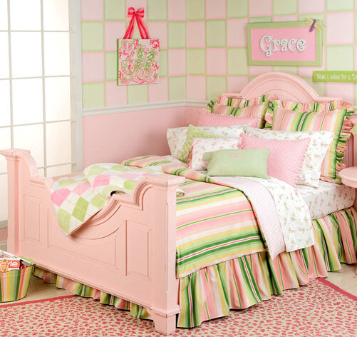 Розово зеленый мальчик. Комната для девочки в зелено-розовых тонах. Спальня для девочки розовая зеленая. Розово зеленая комната для девочки. Детская комната в розово зеленом цвете.