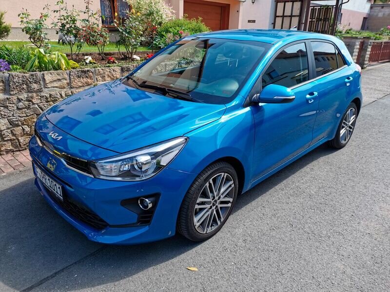 Kia Rio выглядит даже спортивно, даром, что бюджетник.