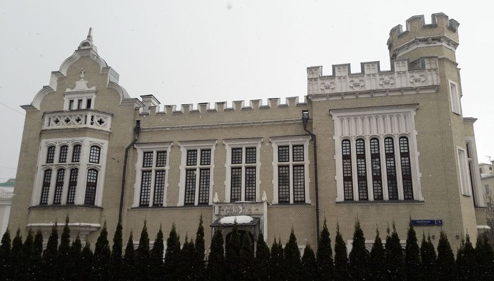 Этот неоготический замок выстроит сын барона Кнопа в 1900-1901 годах (Колпачный переулок). Фотография автора