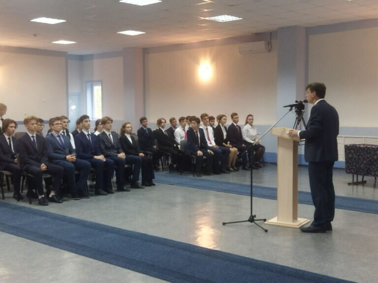    В школах Оренбурга подняли государственный флаг и провели урок «Разговоры о важном» Белов Михаил Александрович