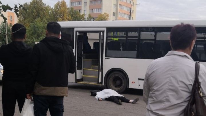     В Нижнекамске насмерть сбили пешехода на улице Корабельная. Об этом сообщили очевидцы в Telegram-канале «Нижнекамск Новости».