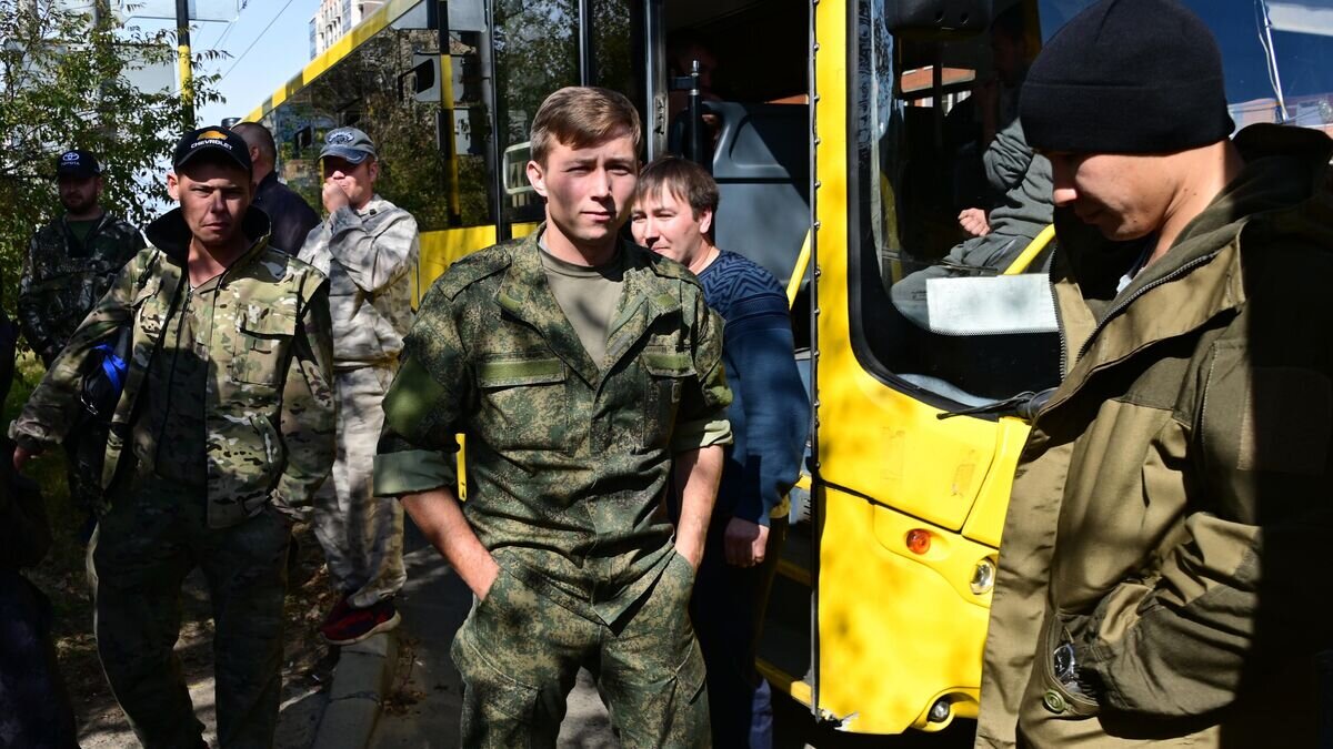    Мужчины, призванные на воинскую службу в ходе частичной мобилизации возле Военного комиссариата в Чите© РИА Новости / Евгений Епанчинцев